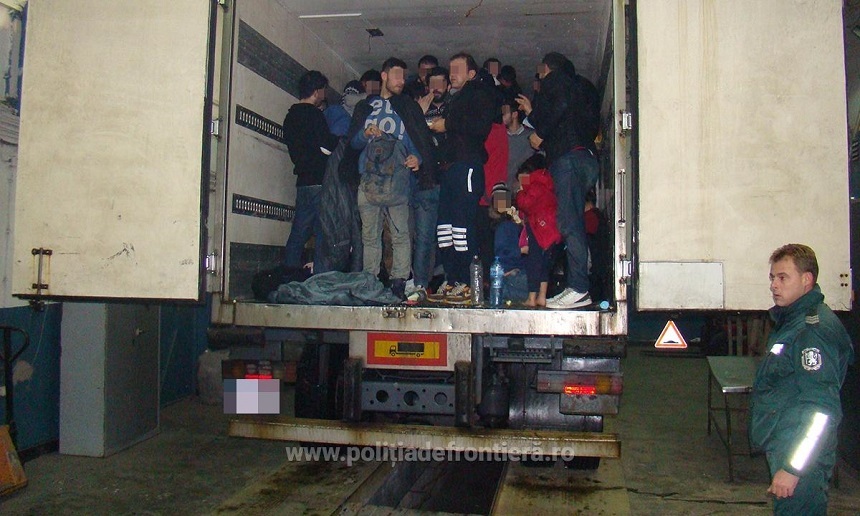 Un român a fost arestat în Spania, după ce în camionul său frigorific au fost găsiţi migranţi irakieni, inclusiv copii