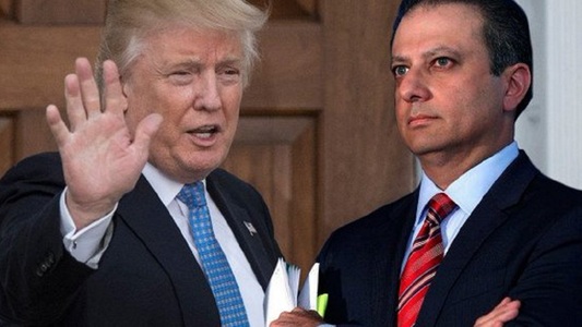 Procurorul pentru Manhattan a refuzat să îşi dea demisia, pentru că Trump îi promisese că va rămâne în funcţie; autorităţile l-au demis