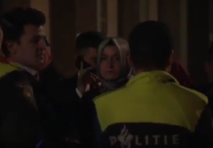 Ministrul turc al Familiei, oprit să intre în Consulatul de la Rotterdam. Ambasada şi Consulatul olandez la Ankara, închise. VIDEO