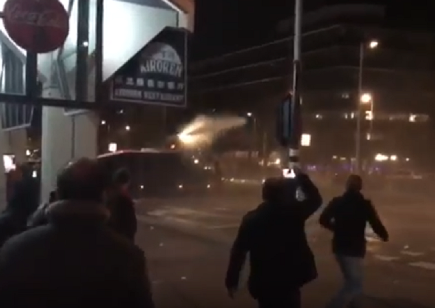 Protest violent în faţa Consulatului turc din Rotterdam, după ce un ministru a fost oprit să intre şi expulzat din ţară. VIDEO