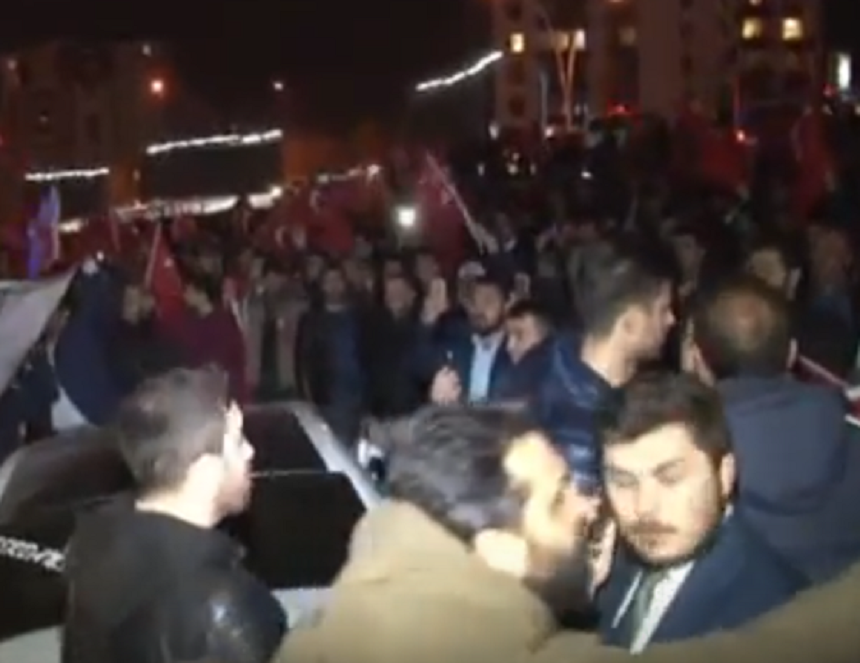 Manifestanţi turci au aruncat cu portocale şi ouă în Ambasada Olandei la Ankara. VIDEO