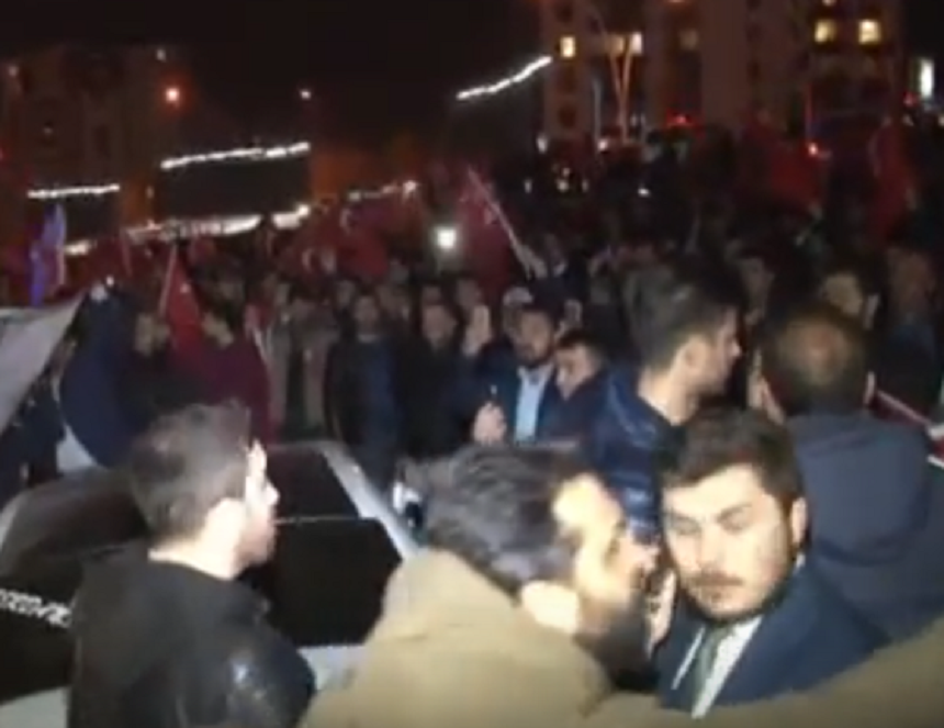 Un grup de manifestanţi a smuls drapelul olandez de pe Consulatul Olandei la Istanbul