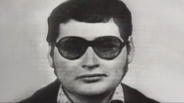 Carlos pozează în ”revoluţionar profesionist” la procesul cu privire la atentatul de la Drugstore Publicis din Paris
