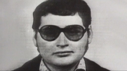 Carlos pozează în ”revoluţionar profesionist” la procesul cu privire la atentatul de la Drugstore Publicis din Paris