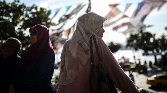 Angajatorii pot interzice purtarea vălului islamic la locul de muncă, stabileşte CJUE