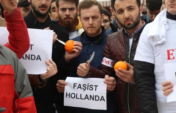 Turcia: Tineretului AKP a stors portocale în semn de protest faţă de criza diplomatică dintre Ankara şi Amsterdam 