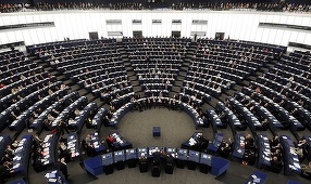 PE a impus sancţiuni fără precedent unui europarlamentar polonez care a jignit femeile