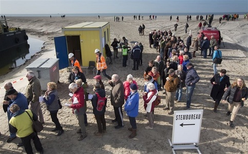 Alegători stau la coadă să voteze pe o insulă artificială din nordul Amsterdamului; olandezii votează în masă
