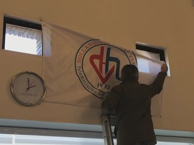 Administraţia oraşului Amsterdam a îndepărtat materiale electorale pro-Erdogan dintr-o secţie de vot. VIDEO