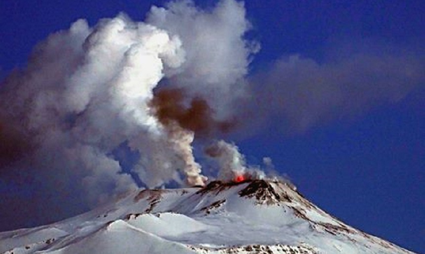Cel puţin 10 turişti au fost răniţi joi, în urma erupţiei vulcanului Etna. UPDATE