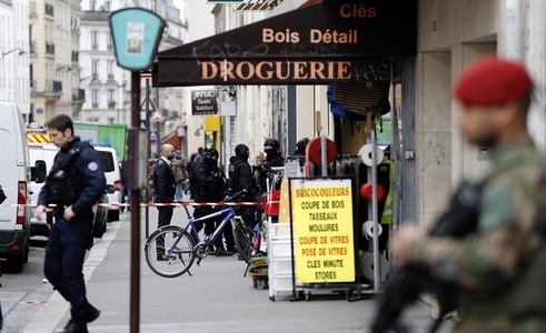 Bărbat arestat la Paris, după ce şi-ar fi ucis tatăl şi fratele cu o armă albă