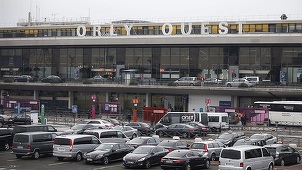 UPDATE Un bărbat care a încercat să dezarmeze un militar pe aeroportul Orly din Paris a fost ucis. Atacatorul era "cunoscut poliţiei şi serviciilor de informaţii". Aeroportul a fost deschis parţial, iar traficul aerian este reluat treptat- VIDEO