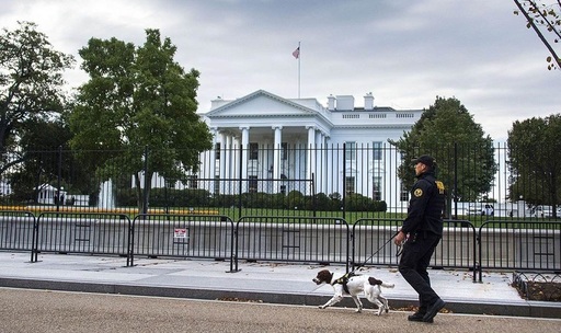 Un intrus s-a plimbat timp de 16 minute prin grădina Casei Albe înainte să fie reţinut, afirmă Secret Service