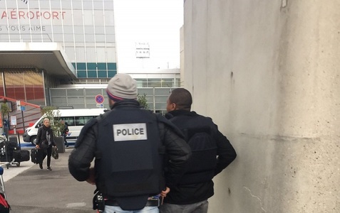 Bărbatul împuşcat la Orly, un francez în vârstă de 39 de ani cu cazier pentru jaf armat şi trafic de droguri