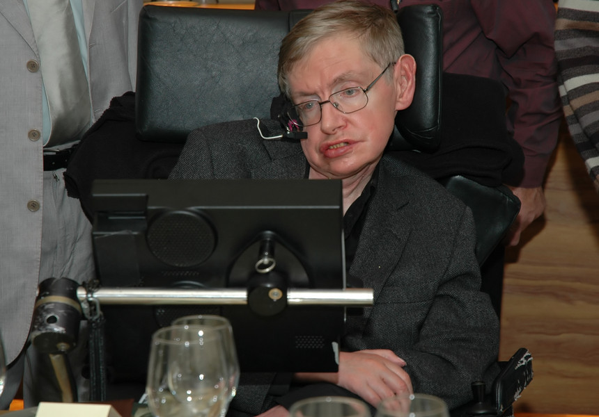 Omul de ştiinţă britanic Stephen Hawking ar vrea să meargă iar în SUA, dar se teme că nu va fi bine-venit după învestirea lui Trump. VIDEO