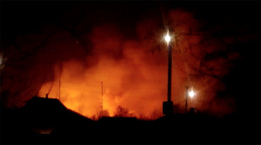 INCENDIU puternic la cel mai mare depozit de armament din Ucraina. Mii de oameni au fost evacuaţi. Autorităţile au evocat un act de sabotaj. VIDEO