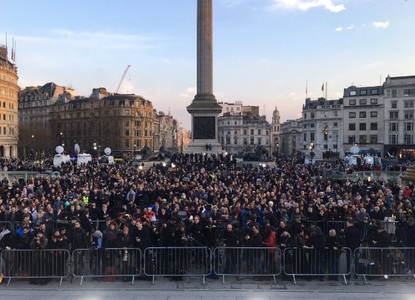 Marea Britanie: Sute de persoane au aprins lumânări în piaţa Trafagar în memoria victimelor atentatului de la Londra