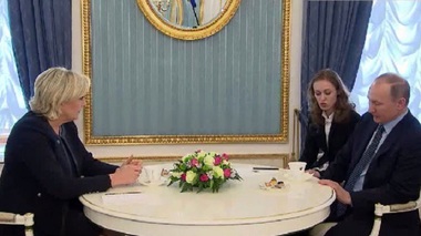 Putin s-a întâlnit cu Le Pen, căreia i-a dat asigurări că Moscova nu intenţionează să influenţeze cursa pentru Elysee