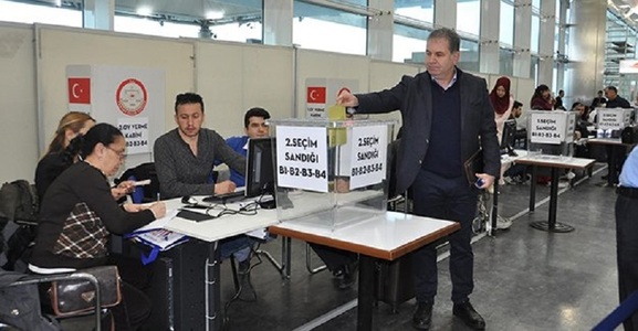 Expatriaţii turci au început să voteze în referendumul cu privire la consolidarea puterii lui Erdogan