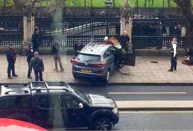 Marea Britanie: Masood a intrat cu peste 120 de kilometri pe oră în trecătorii de pe podul Westminster
