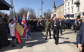 Batalionul multinaţional NATO din care fac parte trupe din SUA, M.Britanie şi România, primit de ministrul polonez al Apărării Antoni Macierewicz la Piotrkow Trybunalski 