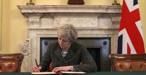 Theresa May a semnat scrisoarea care declanşează Brexitul