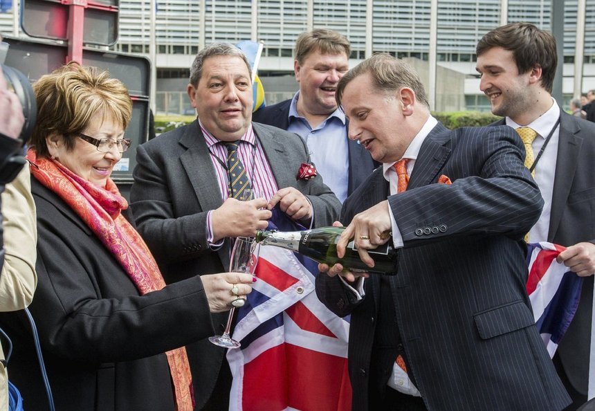 UKIP a sărbătorit declanşarea Brexit cu şampanie şi tort