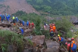 Peste 20 de oameni ar fi fost îngropaţi într-o alunecare de teren produsă în Indonezia