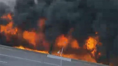 Trei persoane, arestate după ce un incendiu de proporţii a dus la prăbuşirea unei autostrăzi în SUA. VIDEO