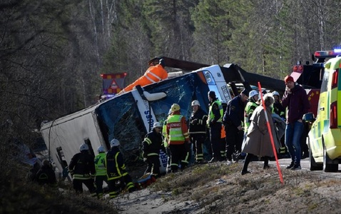 Trei morţi şi zeci de răniţi după ce un autobuz cu elevi s-a răsturnat  în Suedia