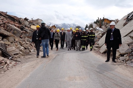 Prinţul Charles a vizitat oraşul italian Amatrice, distrus de cutremurul din august