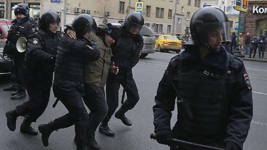 Poliţia rusă a arestat 29 de manifestanţi la Moscova;presa publică imagini cu Medvedev la schi, înconjurat de bodyguarzi
