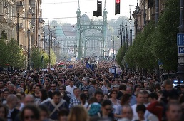 Mii de oameni au protestat la Budapesta faţă de proiectul de lege ce ar putea obliga o universitate finanţată de Soros să îşi încheie activitatea