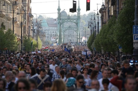 Mii de oameni au protestat la Budapesta faţă de proiectul de lege ce ar putea obliga o universitate finanţată de Soros să îşi încheie activitatea