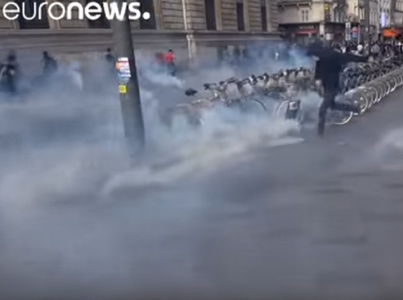 Protest violent la Paris, faţă de forţele de ordine, după moartea unui chinez în timpul unui raid al poliţiei. VIDEO