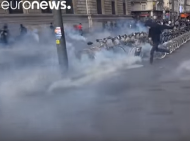 Protest violent la Paris, faţă de forţele de ordine, după moartea unui chinez în timpul unui raid al poliţiei. VIDEO