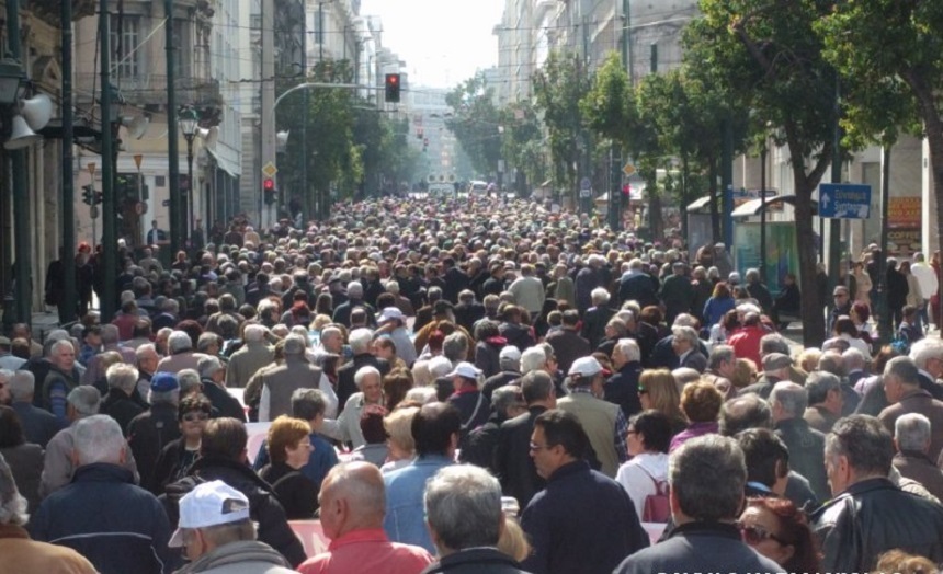 Mii de pensionari au protestat la Atena faţă de o nouă reducere a pensiilor