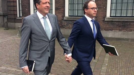Sute de persoane au mărşăluit în Amsterdam ţinându-se de mână în semn de solidaritate cu un cuplu gay agresat la Arnhem