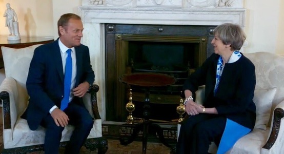 Theresa May şi Donald Tusk vor să reducă tensiunile în timpul negocierii retragerii Regatului Unit din UE