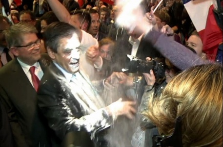 Francois Fillon atacat cu făină de un manifestant la Strasbourg VIDEO