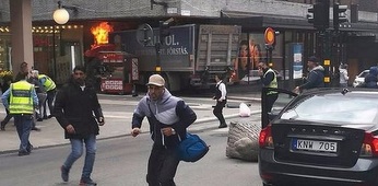 Autorităţile suedeze iau în considerare un posibil atentat, după ce un camion a intrat în vitrina unui mall din Stockholm