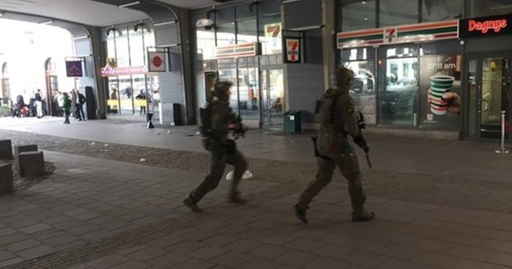 Autorităţile suedeze au ordonat evacuarea gării centrale din Stockholm în urma atentatului terorist de la Ahlens Mall