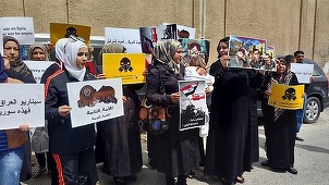 Zeci de studenţi sirieni protestează la sediul ONU din Damasc faţă de atacul american asupra bazei al-Shaayrat