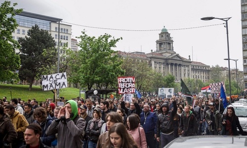 Mii de persoane manifestează a şasea zi consecutiv împotriva alegerii lui Vucici ca preşedinte