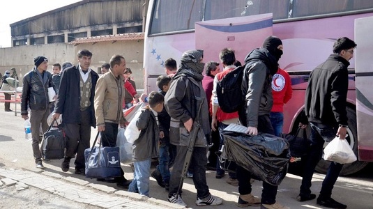 Sute de luptători din cadrul opoziţiei şi familiile lor evacuază cartierul al-Waer din Homs sub supravegherea ruşilor