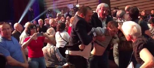 Marine Le Pen îi flatează pe corsicani, după evacuarea sălii unei adunări în urma unei încăierări