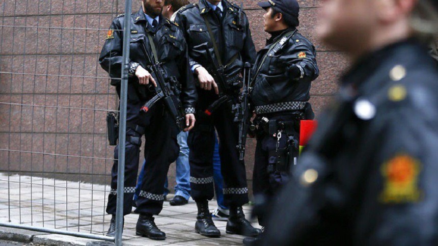 Poliţia din Oslo detonează un dispozitiv, aparent o bombă, şi reţine un suspect