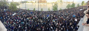 Zeci de mii persoane manifestează la Budapesta în semn de susţinere a unei universităţi înfiinţate de Soros