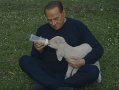 Berlusconi îndeamnă italienii să "aleagă un Paşte vegetarian", înfuriind industria cărnii. VIDEO