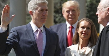 Judecătorul Neil Gorsuch a depus jurământul pentru a deveni membru al Curţii Supreme a SUA
